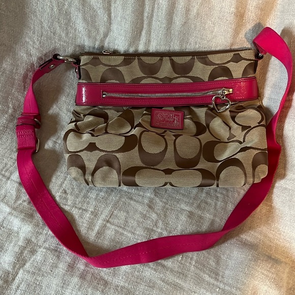 Coach shoulder/crossbody tan signature print bag with pink detail - Picture 1 of 8